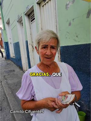 A post by @camilocifuentes96 on TikTok caption: Repartiendo buñuelos a las personas en calle, ella está ubicada en la Cra 17 # 16, los agustinos cerca al caí. #parati #foryou #videoviral 