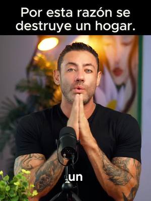 A post by @daniel_duenas_z on TikTok caption: #Frases #motivación #personal #honestidad #hombresdevalor #mujeresdevalor #amor #DanielDueñas 