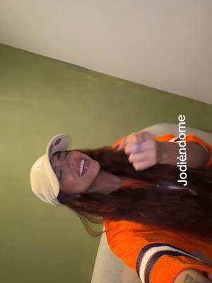 A post by @hisoyvaleria on TikTok caption: como si estuviera despechada jajajaja 