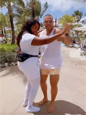 A post by @jessiuribeoficial on TikTok caption: Una morenaza que me encontré en la playa 