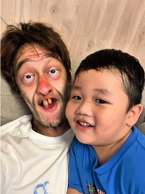 A post by @1006nk on TikTok caption: 愛陪爸爸一起搞怪的萌弟「變臉」 其實萌弟個性真的跟爸爸很像，很喜歡陪爸爸一起搞怪🥴🥴🥴 因為白天姊姊去上課，所以他們兩個就很常很多時間在那邊玩一些有的沒的，每次我看到也都忍不住爆笑，因為他們日常真的都這樣瘋瘋的😂😂😂😂
