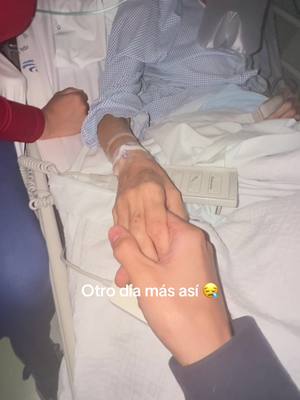 A post by @ladivaza on TikTok caption: Es muy duro para mí compartirles esto pero quería mostrarles que también hay momentos duros en esto y que hay que ser fuertes por las personas que amamos. La vida es muy corta, gracias a Dios ya está estable pero ayer casi se nos fue 😪 #cancersucks #hospital 