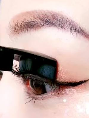 A post by @lashviewstore on TikTok caption: #lashestutorial #eyelashes #eyelashglue 