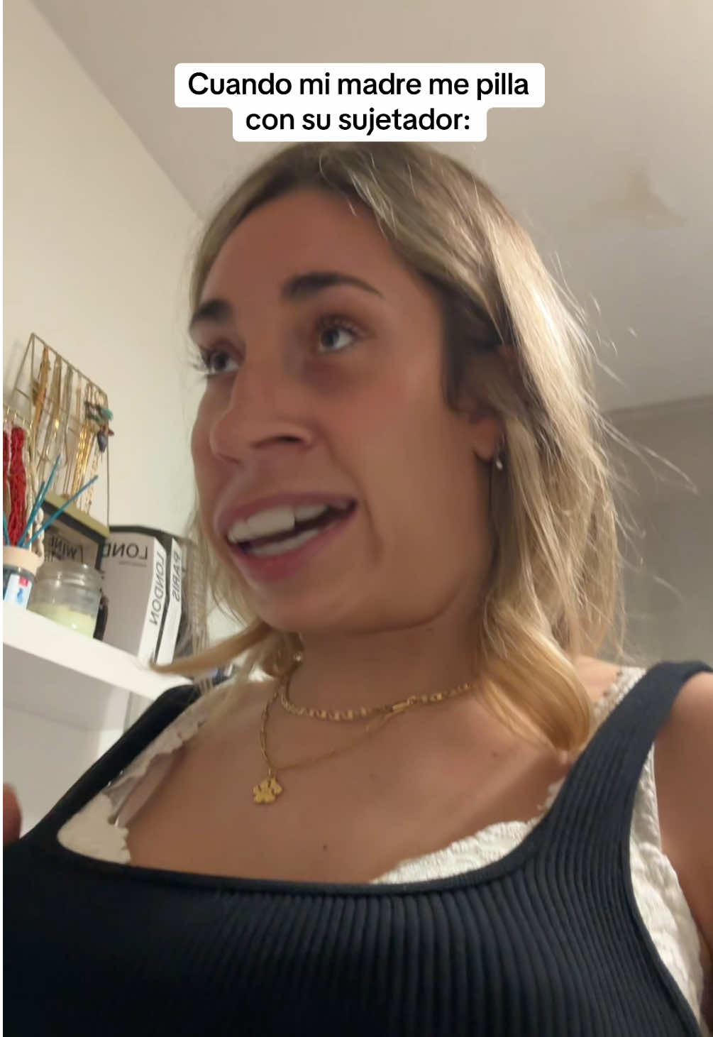 A post by @aleagullosm on TikTok caption: Cuando mi madre me pilla haciéndome fotos con su sujetador Ajajajajajaja #HUMOR #aleagullosm #caracuadrada 
