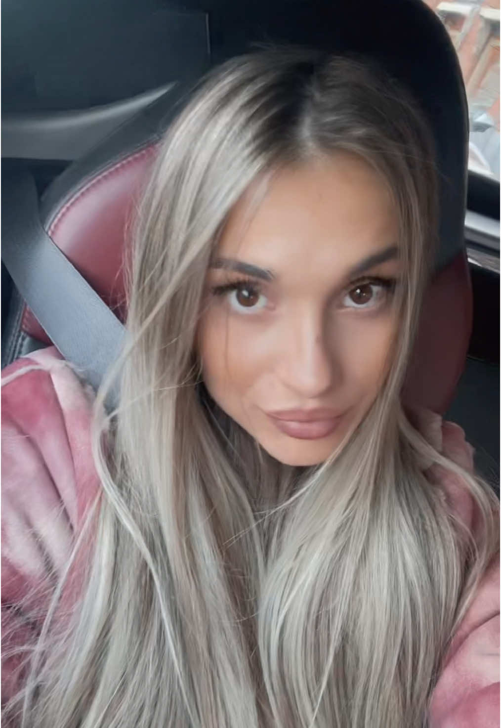 A post by @natalianigai22 on TikTok caption: #5pasidebine #fyp #viral_video #blonde #foryour 