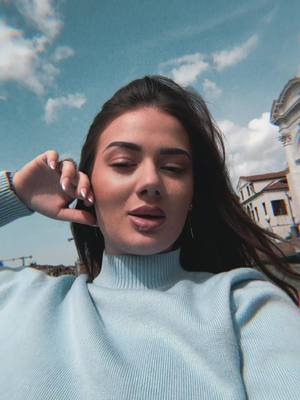 A post by @sirjaatelhajj_ on TikTok caption: 40 gradi all’ombra ma io mentre sceglievo l’outfit forse pensavo di andare sulla neve…😂🥲
