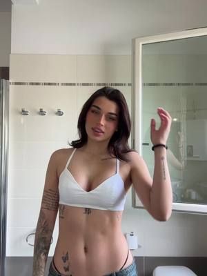A post by @sofiacrisafulli on TikTok caption: scendi sono giù 
