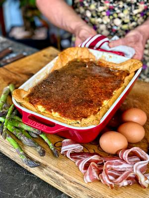 A post by @chefmaxmariola on TikTok caption: Oggi si cucina per Mariuccio: la mia versione della quiche lorraine Qui non c’è solo una ricetta. C’è una dedica, un momento in famiglia. Cucinare per chi ami è il vero sound of love. ❤️ 🧑🏻‍🍳 Ingredien nel primo commento 👇🏼 #chefmaxmariola #maxmariola #maxmariolacucinapervoi #thesoundoflove
