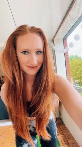 A post by @bionic_pippi on TikTok caption: “Zooooooo blij! Wat roep ik aan het eind van de video? Laat het me weten in de reacties! Dit is nog wel mijn testkoker, maar het begin is er!!! Aaahhhhhhh #prothese #blade #happydance #bionicpippi 