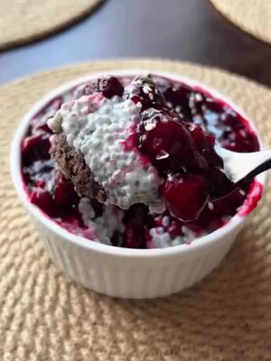 A post by @recepti_wow on TikTok caption: Вишневый десерт 🍒 #завтрак #десерт  📝 Ингредиенты: ▫️молоко овсяное – 200 мл. ▫️семена чиа – 30 г.  ▫️яйцо  ▫️банан ▫️овсяная мука – 25 г.  ▫️какао – 10 г. ▫️вишня замороженная – 100 г.  ▫️семена чиа – 5 г.  ▫️сахзам  🍽️ Приготовление:  1. Семена чиа залить овсяным молоком и отставить в сторону до набухания. 2. Банан пюрировать вилкой, смешать с яйцом, овсяной мукой (я измельчила геркулес долгой варки) и какао. Переложить в кружку и отправить в микроволновку на 4 минуты до готовности. Примять вилкой и сверху выложить набухшие семена чиа. 3. Вишню отправить в сотейник на средний огонь, добавить сахзам по вкусу и довести до кипения, постоянно помешивая. Добавить семена чиа и подождать, когда они набухнут. Выложить сверху. #рецепты 