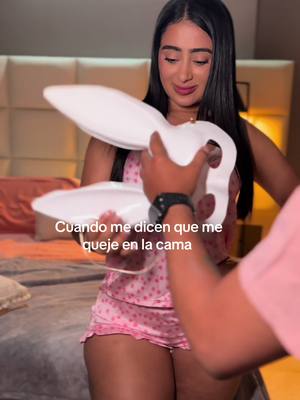 A post by @monicavallejooficiall on TikTok caption: Cuando me dicen que me queje en la cama 
