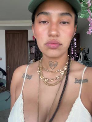 A post by @jimena.jimenezr on TikTok caption: Sin anillos ni pulseras porque toca cerámica btw viví 22 años pensando que se me veía mejor la joyería plateada!