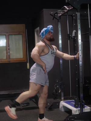 A post by @fitwilly on TikTok caption: DOÑA PATADITA... POR FAVAR LAS BASES PRIMERO... Mándaselo a esa persona!!