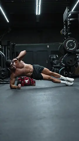 A post by @sipanzro on TikTok caption: #calisthenics #gym #sport #Fitness #Training #رياضة #لياقة #كمال_الاجسام 