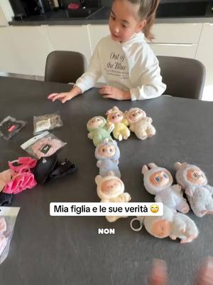 A post by @nenenicoo on TikTok caption: Quando hai le Labubu più fashion di te🤣 e un Labubu finto povero 😳😂😂 #outfit #labubu #challenge 
