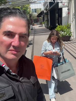 A post by @luismorangzz on TikTok caption: #fyp #xybca #fatherdaughter #papaehija 