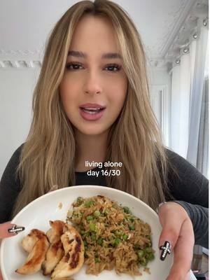 A post by @mathildekst on TikTok caption: eat with me mukbang #vlog #DayInMyLife #dayinthelife #adayinmylife #75hard #spendthedaywithme #spendadaywithme #vlogs #mukbangeatingshow 