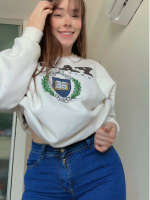 A post by @yarelyly on TikTok caption: yarelyly con jeans pidan un deseo 
