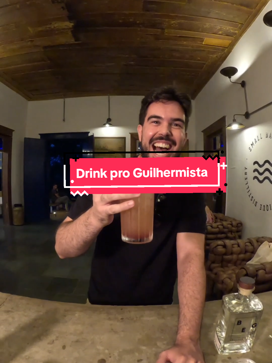 A post by @randbartender on TikTok caption: Durante o Gin Xperience, o @Guilherme Umeda  colou na barra e me lançou o desafio: criar um drink com o Gincrível, o gin que ele mesmo destilou no nosso evento - junção perfeita de gin + incrível 🧪✨. Ia preparar uma releitura do Basil Smash, usei 60ml de Gincrível, 30ml de suco de limão, 30ml de xarope de guaraná, e no corre ali do evento acabei esquecendo o manjericão. Mas o improviso é parte da arte! Adicionei Bitter Peychaud’s (o famoso Pichô) e completei com club soda. O resultado? Um Collins diferente, refrescante e cheio de personalidade. E o Guilhermista? Curtiu demais! 🍸🔥 Fica a lição: no bar, até o erro vira acerto com criatividade. #bartender #drink #MaestriDelPov #cocktail #bartenderlife #Gincrível