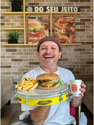 A post by @burgerkingbr on TikTok caption: Chama na Tardezinha! 🍔🥤🍟 Que tal ter a chance de ganhar os últimos ingressos para curtir a melhor resenha de pagode do Brasil? O Combo Tardezinha está disponível aqui no BK e chegou nosso momento! Comprando pelo app do BK, você garante 120 pontos no Clube BK, resgata sua Caixa Misteriosa Chama na Tardezinha e pode ganhar ingressos pra Tardezinha ou outros prêmios! 🎁🥰 O novo Whopper Barbecue & Farofa é uma delícia, no clima de resenha com amigos. E ainda vem com Batata Média e Free Refill. Aproveite! Corre pro app e aproveita! 👉 Consulte lojas participantes e datas no link da bio!  #BurgerKingBR #Curitiba #ComboTardezinha #TardezinhaBK #PagodeComFarofa #ClubeBK