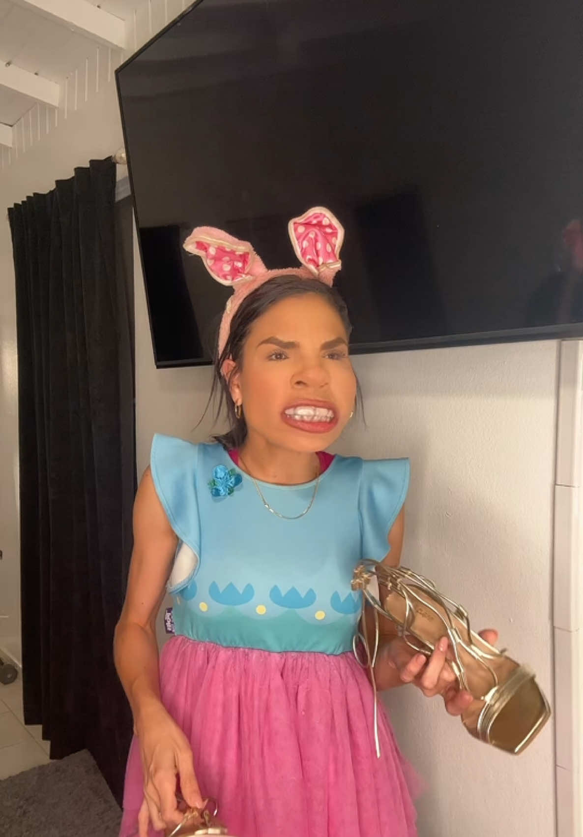 A post by @krystynabril on TikTok caption: Nuestra Madre es candidata de Miss Universe Puerto Rico y estamos utilizando sus tacones para nosotras tambien aprender a modelar 😃👑 #sisiyfefi #humor #puertorico #rumboalacorona #hermanas #missuniversepuertorico #modelo 