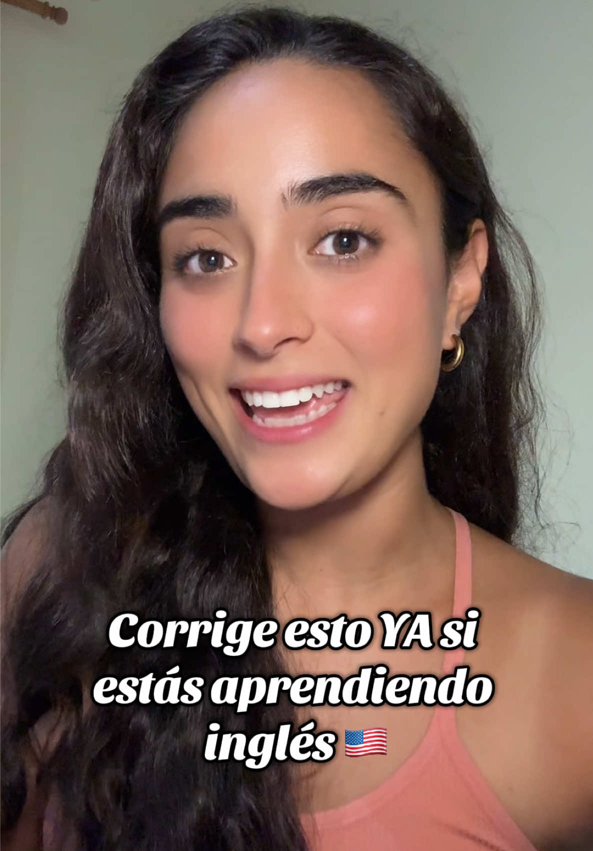 A post by @salmachavana on TikTok caption: ¿Tú también decías “I have 25 years”? No estás solo… Aquí te dejo 4 frases que TODO latino ha dicho mal en inglés (y cómo corregirlas). Guarda este video y deja en los comentarios cuál decías tú! #ingles #englishclass #clasesdeingles #inglesonline #poliglota 