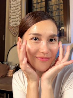 A post by @ayutingting on TikTok caption: Masker mata pake kandungan Retinol, Peptida 5x dan Niacinamide? Ya punya @lanbena.beauty ah!  Cus samaan kaya aku, bye bye Mata Lelah! 👋👀 #lanbena #lanbenaeyepatch #lanbenaretinol #lanbenaskincare 