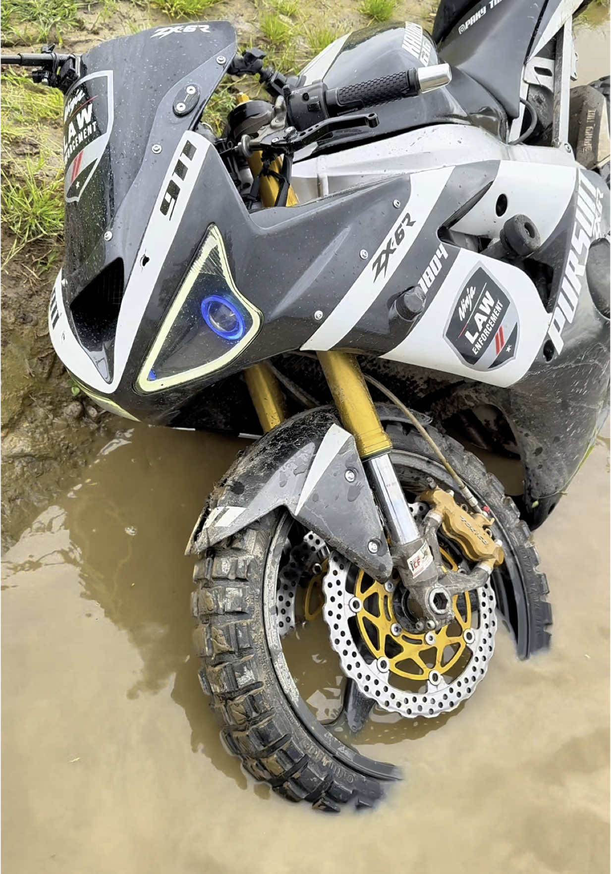 A post by @paky_twc_backup on TikTok caption: Voi come lavate la moto di solito? #ninja #enduro #moto 