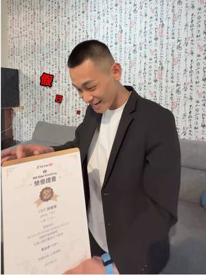 A post by @mix_1357 on TikTok caption: 被詐7了😰花了40個W刷 結果只有一張紙..算了。也算是一種有意義的象徵 里程碑 我愛 #tiktok #上推薦通知我 #推し #tik_tok #pk #流量 #熱門 #正能量 #抖音爸爸別限我流 