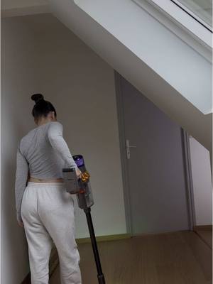 A post by @apolline_guer on TikTok caption: -publicité-  Nettoyage de printemps 🌸 avec le @Dyson France V15 Detect Absolute 🫶🏻 Sa brosse Fluffy Optic est dotée d’une lumière qui révèle la poussière invisible à l’œil nu!  Il ajuste l’intensité de l’aspiration en fonction du type de sol/ niveau de saleté et il a une autonomie de 60min en mode éco! Idéal pour les foyers avec des animaux 🐾🐾