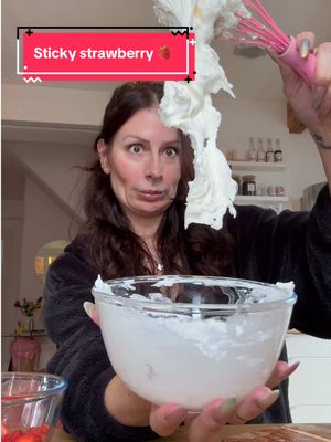 A post by @poopiblh on TikTok caption: Je fais la nouvelle recette du dessert au riz gluant à la fraise 🍓 version healthy et c’est une dinguerie ✨ #stickyrice #dessert #recette #food #fraise #riz #mascarpone #idee #creme 