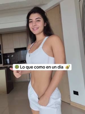 A post by @isabeladelgadou on TikTok caption: (Pt. 14) Esto es lo que como en un día, cocinarme en casa siempre será mi opción favv 😍. Más limpio, saludable y delicioso. 😃 #lavidanoesaesthetic #cocina #isabeladelgadou 