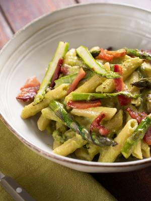 A post by @giallolovesitaly on TikTok caption: 🍝 Spring on a plate! Our creamy penne with asparagus and pancetta blends fresh veggies with savory pancetta and a velvety sauce 💚✨ Perfect for weeknight dinners!😋 @sebastian_fitarau Ingredients: 2 ¾ cups penne rigate (320 g) 1 ½ pounds thin asparagus (700 g) ¾ cup diced sweet pancetta (100 g) 1 shallot 1 ½ tablespoons extra virgin olive oil (20 g) ⅓ cup + 1 tablespoon water (for the sauce) (100 g) Fine salt, to taste Black pepper, to taste Extra virgin olive oil, as needed #giallolovesitaly #pasta #asparagus #foodtok