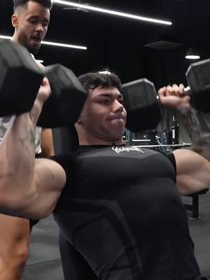 A post by @gorrinofuerte on TikTok caption: Andoni ha perdido 7 kg de peso a tres meses de la velada del año 5 #bodybuilding #musculos #culturismo #fitness #andoni