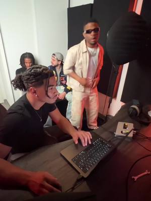 A post by @attachingboy on TikTok caption: Tout est une histoire de sac finalement 😂😂😂 @Isma B4C @Elias B4C @Moju 