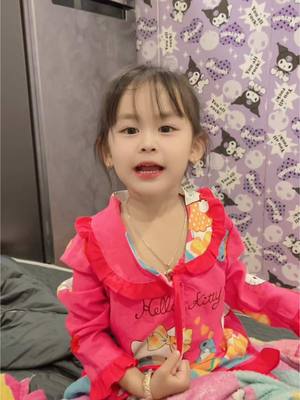 A post by @ on TikTok caption: គាំងកាត់យប់លីកា😂#ឈុតលេពងមាន់🐣 #ម៉ែកាជ្រុយ #អូនលីកា #ម៉ាក់លីកា #tiktok #fyp @🌸 Roth Short Film 🌸 @📷 ប៉ា អូនលីកា 🎬 