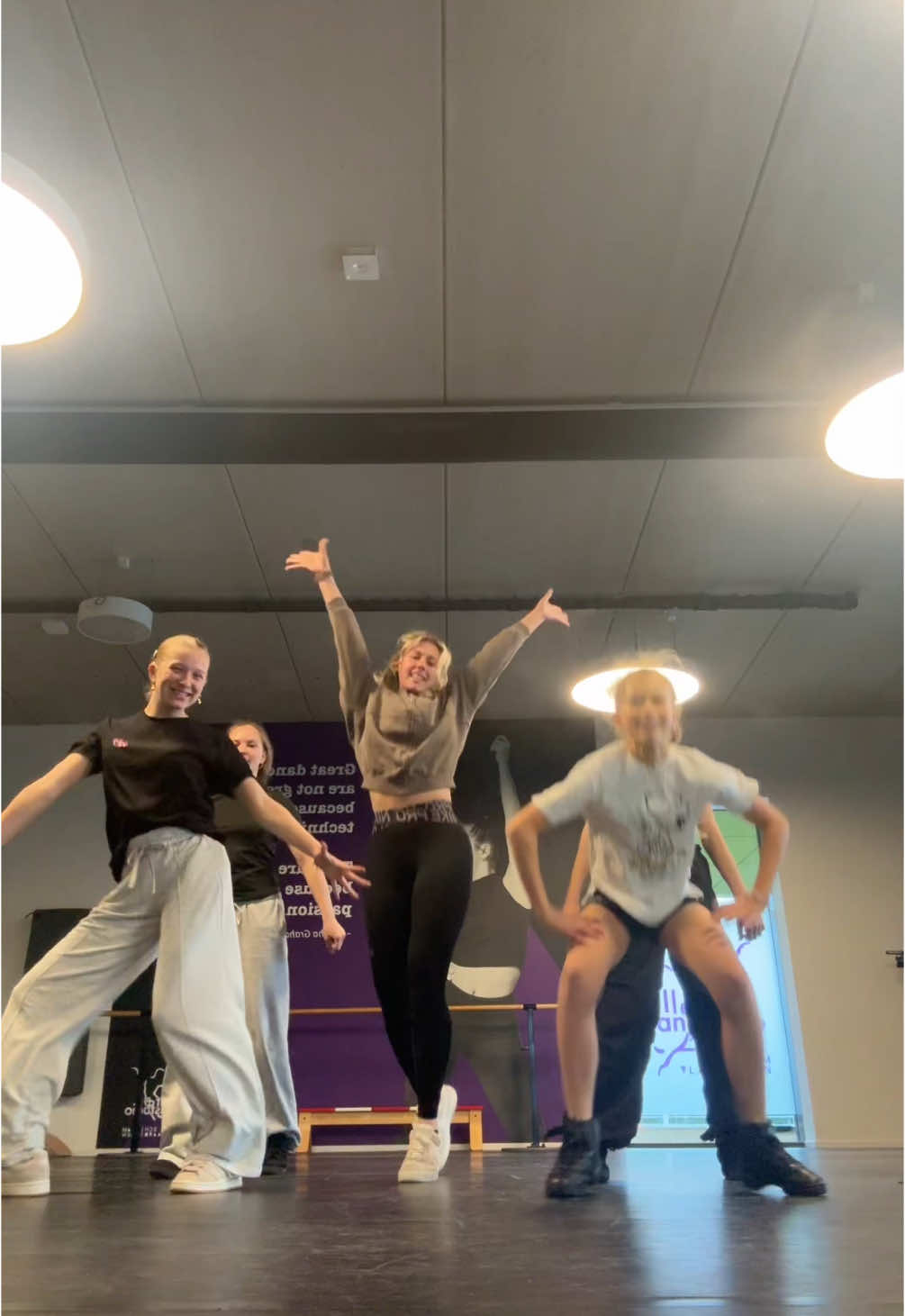 A post by @dansjufsharon on TikTok caption: ❤️ @Xx Ella 💋 @Rooooooos🤍 @❥ miloutjee_xxx #fy #fyp #voorjou #dansjufsharon 