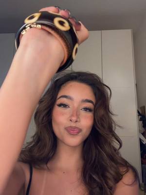 A post by @yasbarbieri on TikTok caption: hopping on the trend