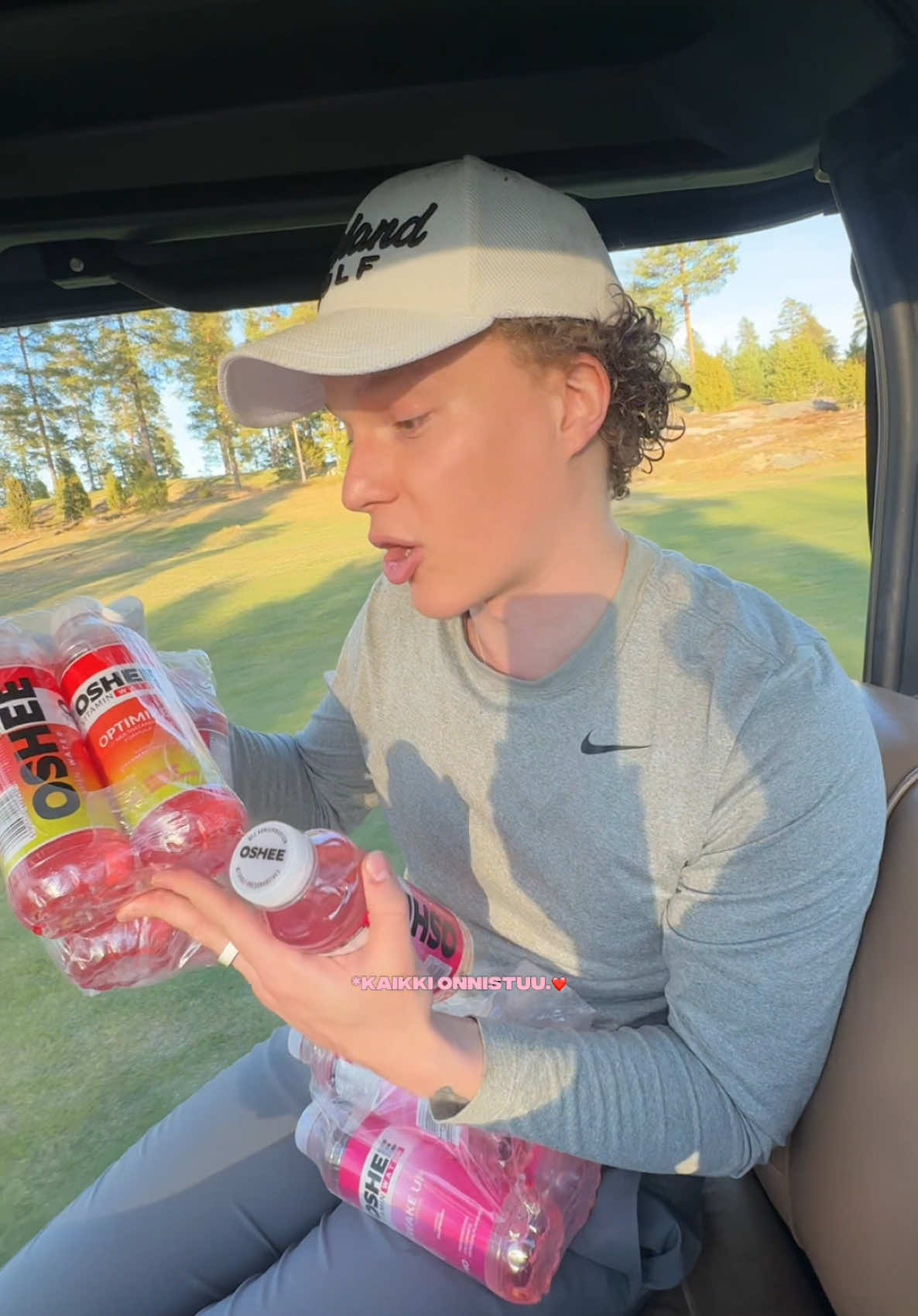 A post by @itsjabulani on TikTok caption: mainos & arvonta @Oshee Suomi ❤️ Mut voi läytää golfkentilt jostain päi suomea seuraavat 3kk. Aktiiviset päivät on kivoi :)