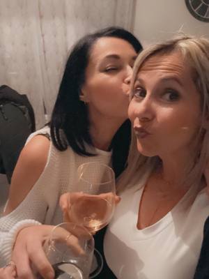 A post by @just_moi_cat on TikTok caption: je t'aime ma titi @Titi34530 #justemoi #forte #fyp #tik_tok #foryoupage❤️❤️ #pourtoi #amitie #amies #jetaime #iloveyou 