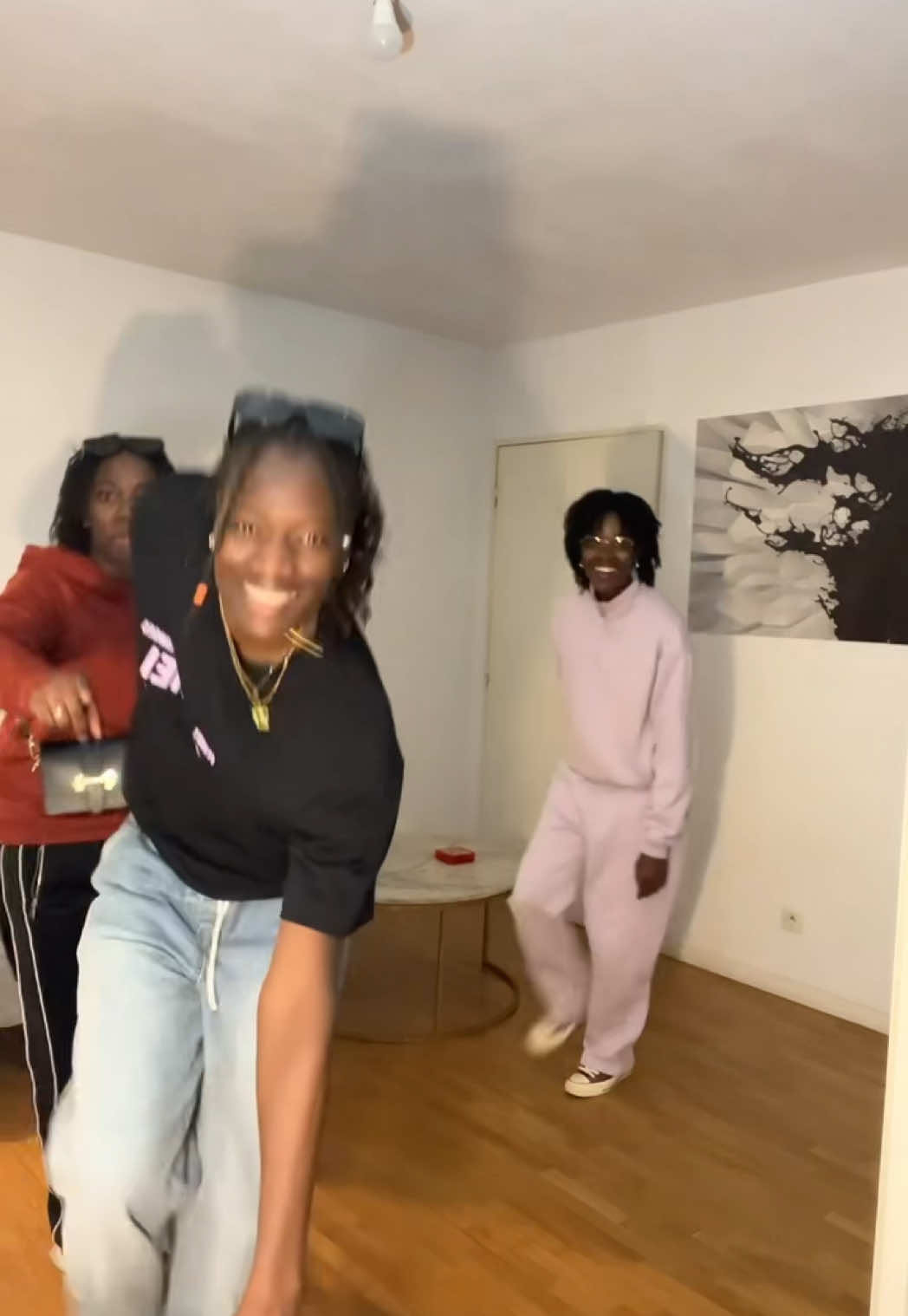 A post by @fatou_fajames27 on TikTok caption: 🤣🤣🤣 la chorée @R O X Y 🦋 @Shasha tigresse #senegalaise_tik_tok 