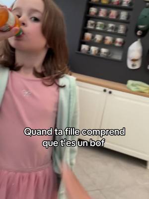 A post by @chrisjoyz on TikTok caption: Le jugement dans son regard 🤣🤣 #papa #rire #drole #humour 