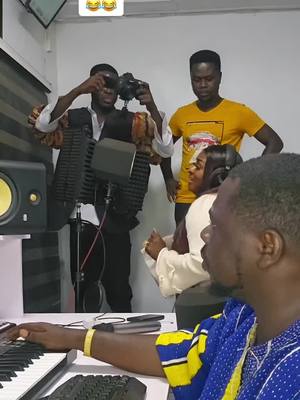 A post by @24ghcomedy2 on TikTok caption: New Grammys song from @Emelia Baidoo #tiktoknigerianigeria🇳🇬 #trendingghanatiktok🇬🇭🇬🇭🇬🇭 #fypシ゚viral🖤tiktok☆♡🦋myvideo #24ghcomedy2 #fypシ゚viral🖤tiktok #24ghcomedy2🤪😅🤣🤣 #trendingghanatiktok🇬🇭 #ghanatiktokers🇬🇭🇬🇭🇬🇭🇳🇬🇳🇬🇳🇬🇨🇲🇨🇲  This video doesn’t support violence TikTok.