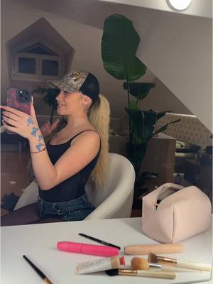 A post by @la.bianchis on TikTok caption: non esiste un’altra con le stesse vibe👑