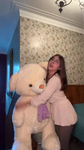 A post by @milenajeje on TikTok caption: El oso se puso raro🤨 // NO pegar el enlacee 