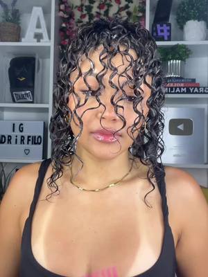 A post by @adrianafilomeno on TikTok caption: #parati #fypシ #curl #rizos 