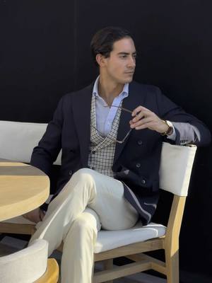 A post by @emilianomedgil on TikTok caption: Mesa para uno 