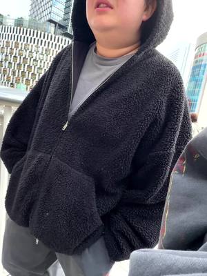 A post by @yorunohitowarai on TikTok caption: #夜のひと笑い 