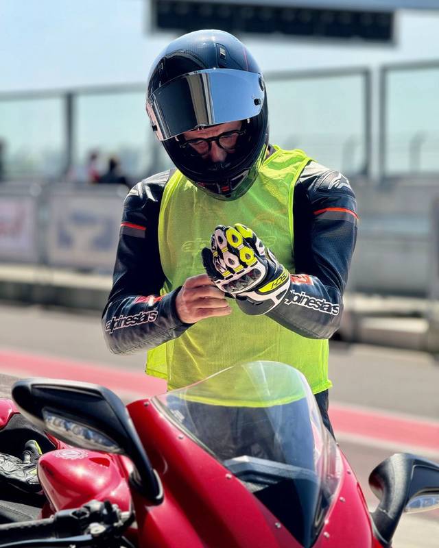 A post by @chefmaxmariola on TikTok caption: Dalla pista alla cucina, ho vissuto un’esperienza fuori dal comune: sono un motociclista da 40 anni, ma guidare una moto da sogno in pista per la prima volta e poi cucinare con vista circuito è stato davvero emozionante 😍 Con la vista sul circuito e il cuore a mille, mi sono sentito emozionato come un bambino! ❤️