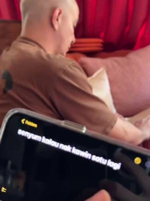 A post by @harrisannuar on TikTok caption: Bila dah elok elok tenang,nak cari pasal, 😅 #viral #content #wife #husband #malaysian #tiktok #malaysia #funny #prank #comedy #lawak #lawakmalaysia 